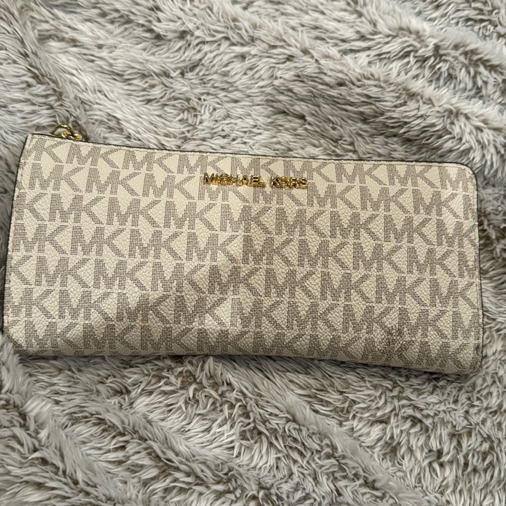 Michael Kors Zippy Wallet